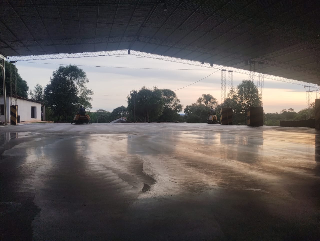 Piso industrial de hormigón realizado por H21
