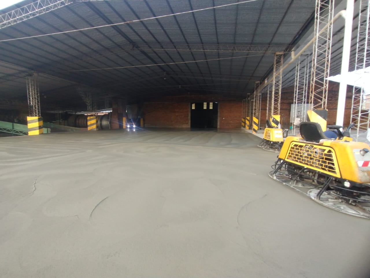 Piso industrial allanado ejecutado por H21